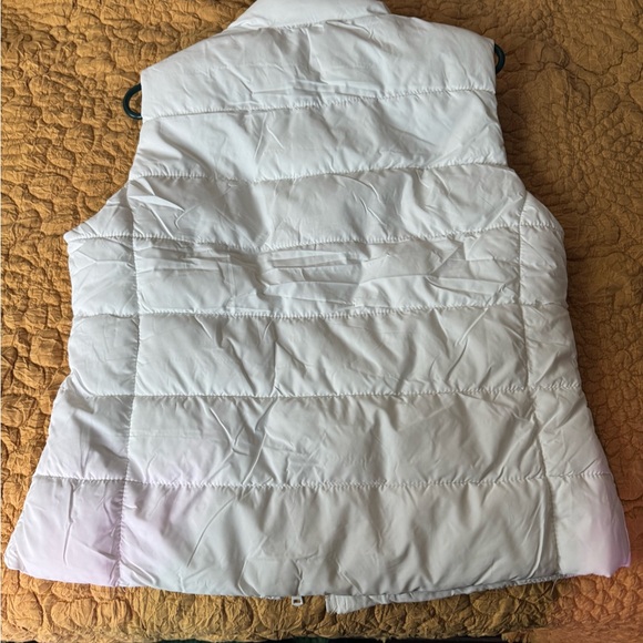 Elegant White Puffer Vest - Picture 2 of 4